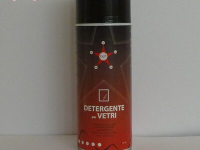 Detergente per vetri spray